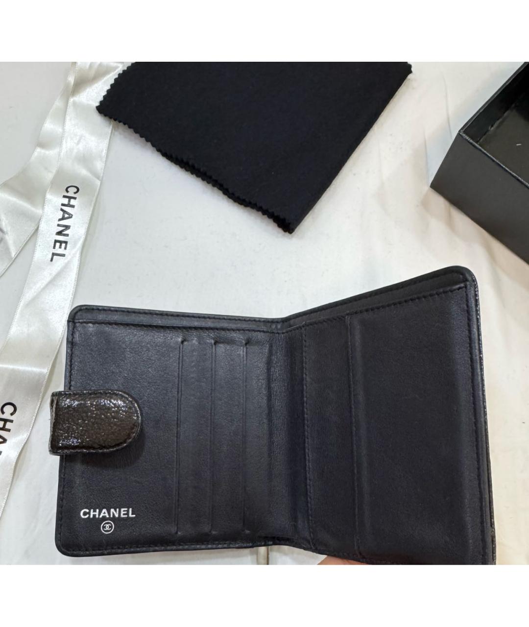 CHANEL Черный кошелек из лакированной кожи, фото 4