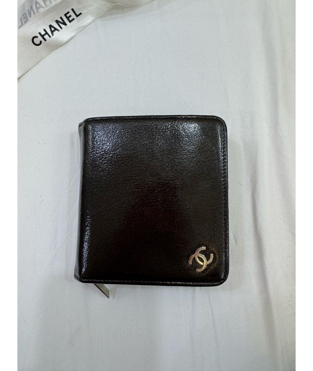 CHANEL Черный кошелек из лакированной кожи, фото 7