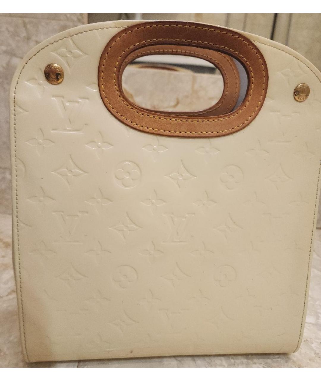 LOUIS VUITTON Белая сумка с короткими ручками из лакированной кожи, фото 6