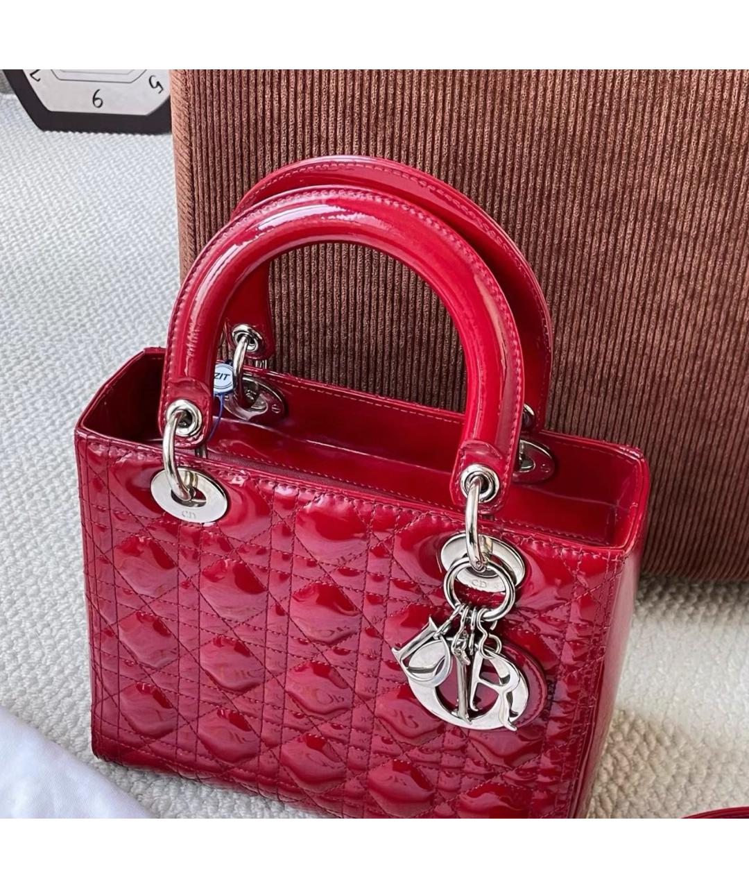 CHRISTIAN DIOR Красная сумка с короткими ручками из лакированной кожи, фото 2