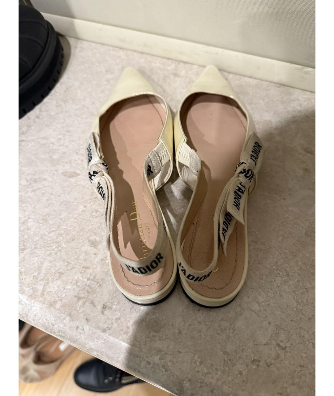 CHRISTIAN DIOR Бежевые балетки из лакированной кожи, фото 4