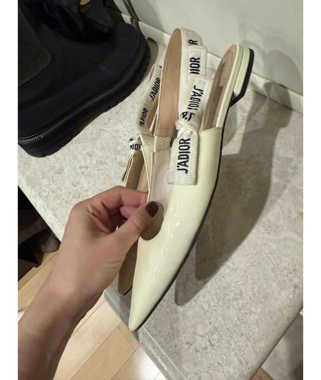 CHRISTIAN DIOR Бежевые балетки из лакированной кожи, фото 5