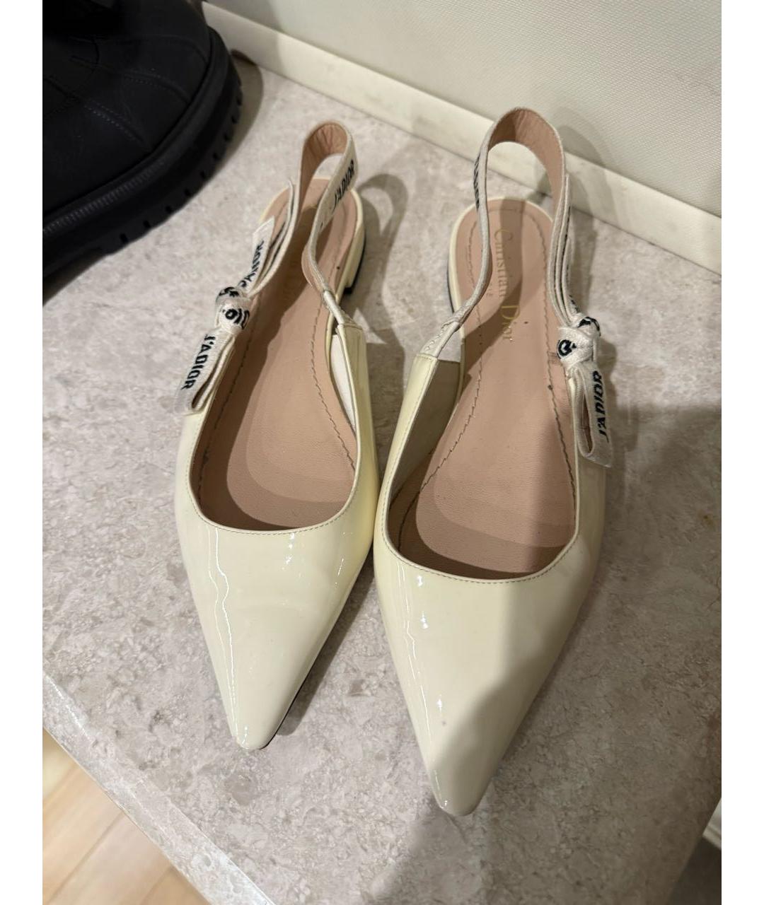 CHRISTIAN DIOR Бежевые балетки из лакированной кожи, фото 2
