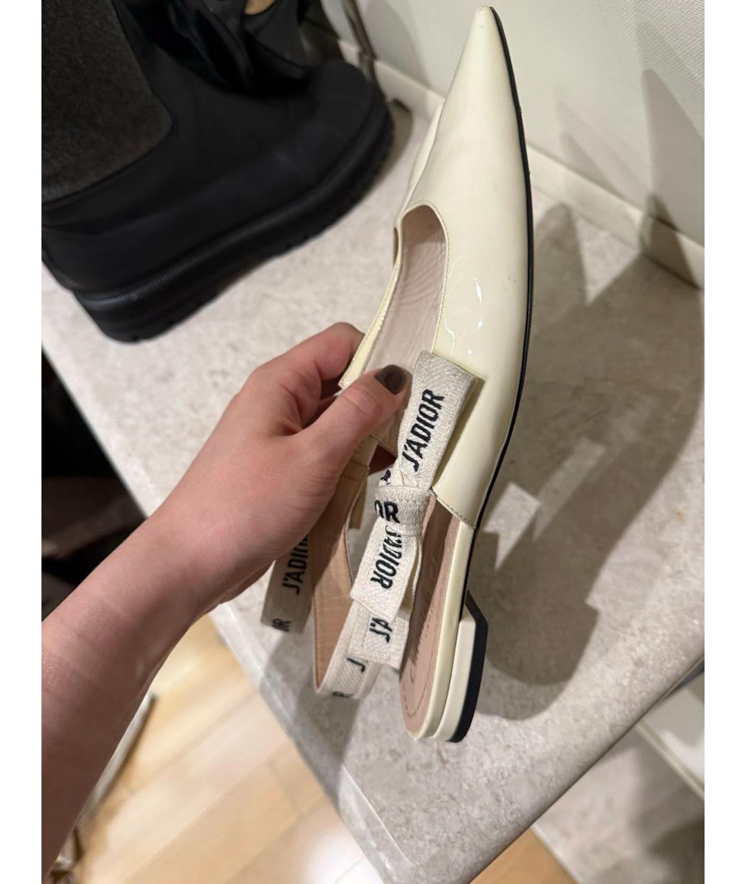 CHRISTIAN DIOR Бежевые балетки из лакированной кожи, фото 6