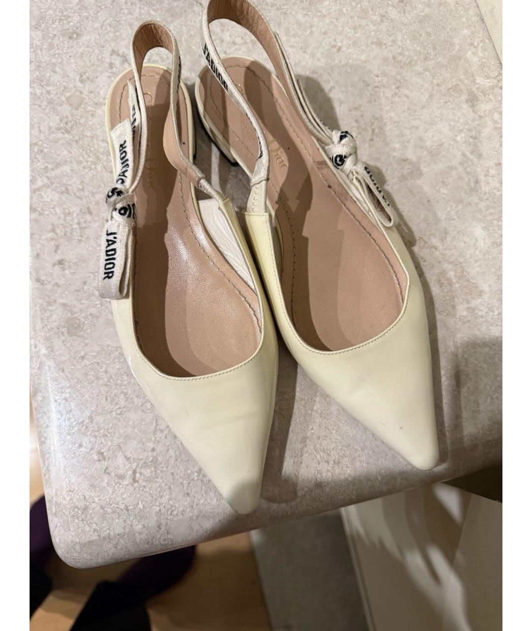 CHRISTIAN DIOR Бежевые балетки из лакированной кожи, фото 3