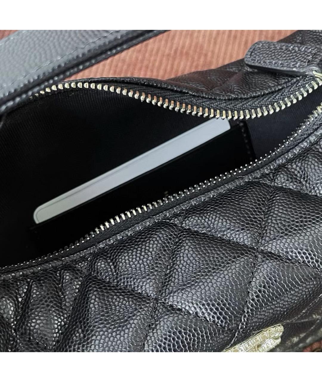 CHANEL Черная кожаная сумка с короткими ручками, фото 7