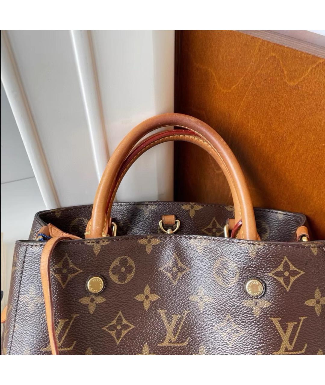 LOUIS VUITTON Коричневая кожаная сумка с короткими ручками, фото 3