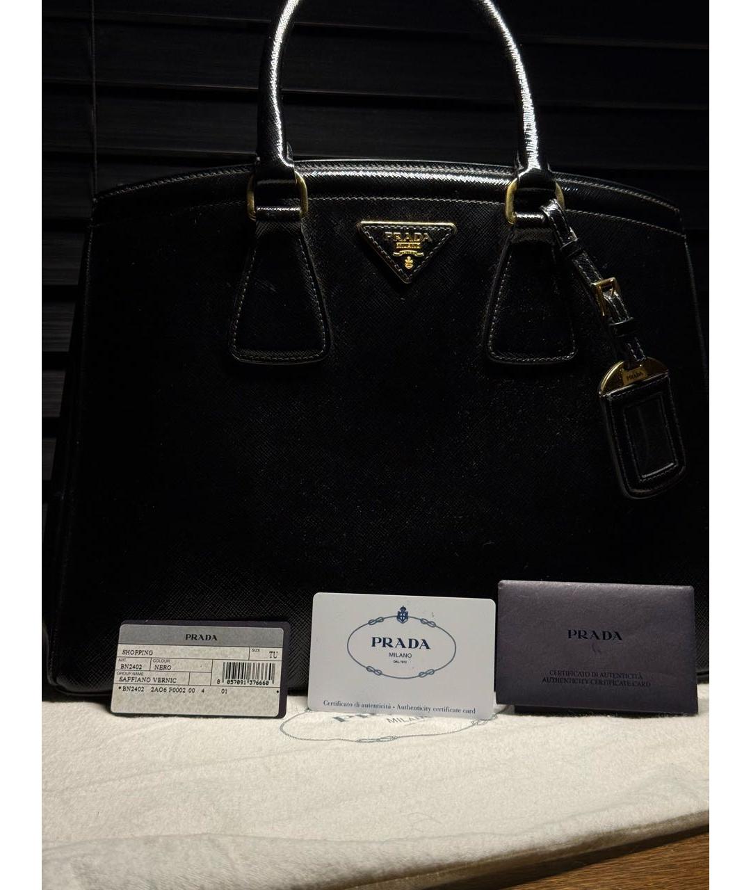 PRADA Черная сумка тоут из лакированной кожи, фото 3