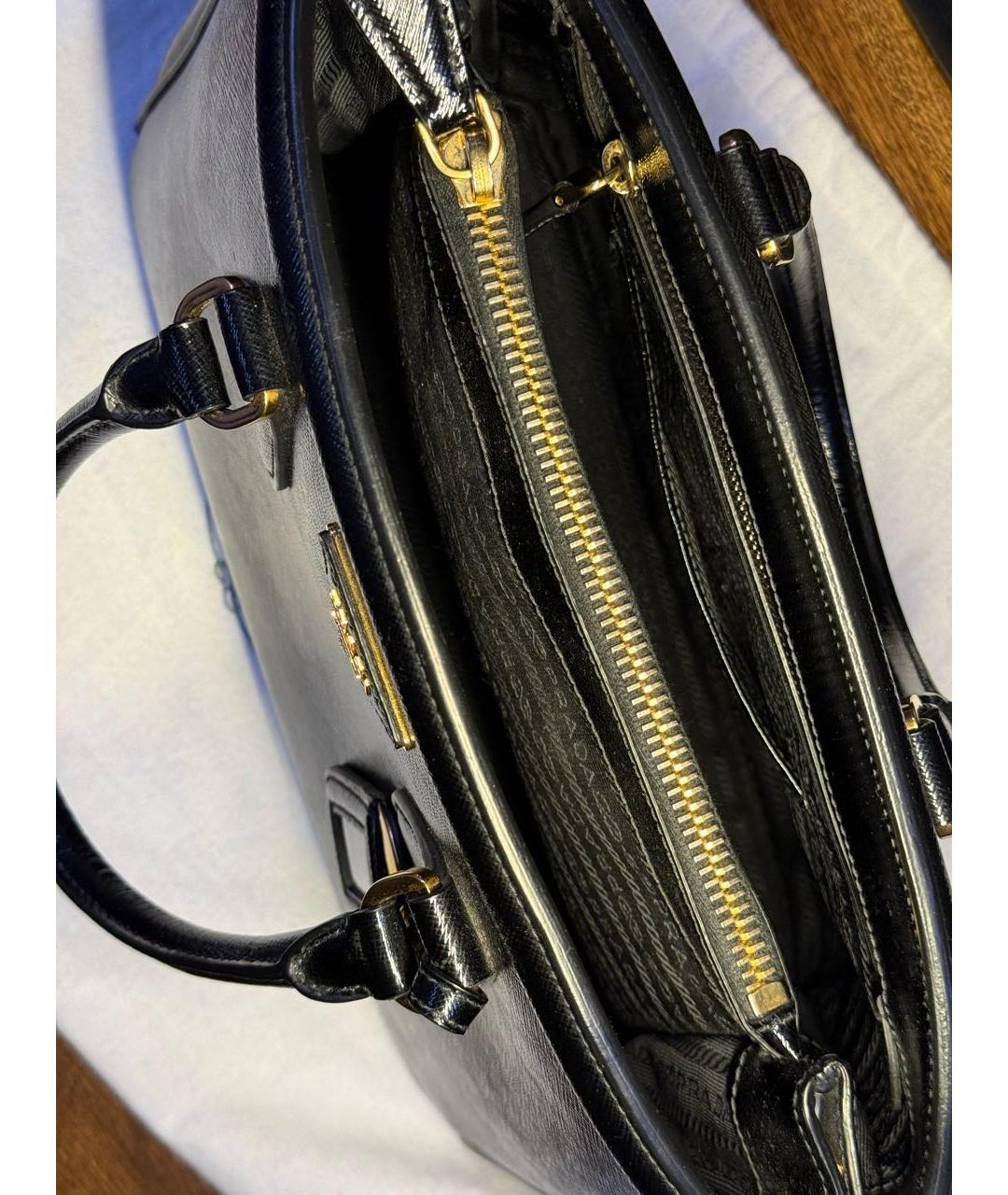 PRADA Черная сумка тоут из лакированной кожи, фото 4