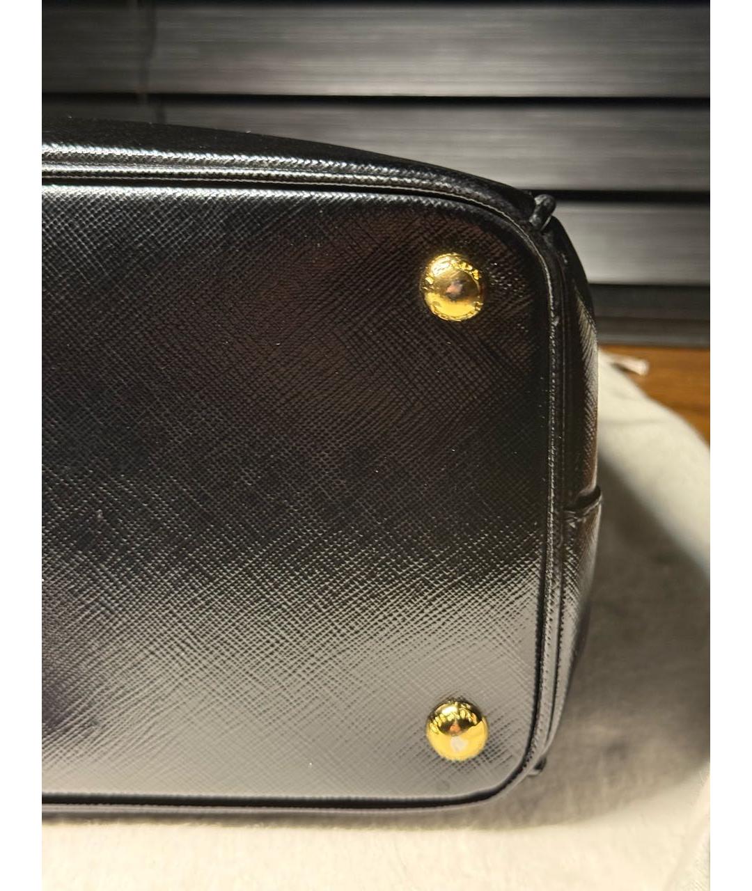 PRADA Черная сумка тоут из лакированной кожи, фото 7