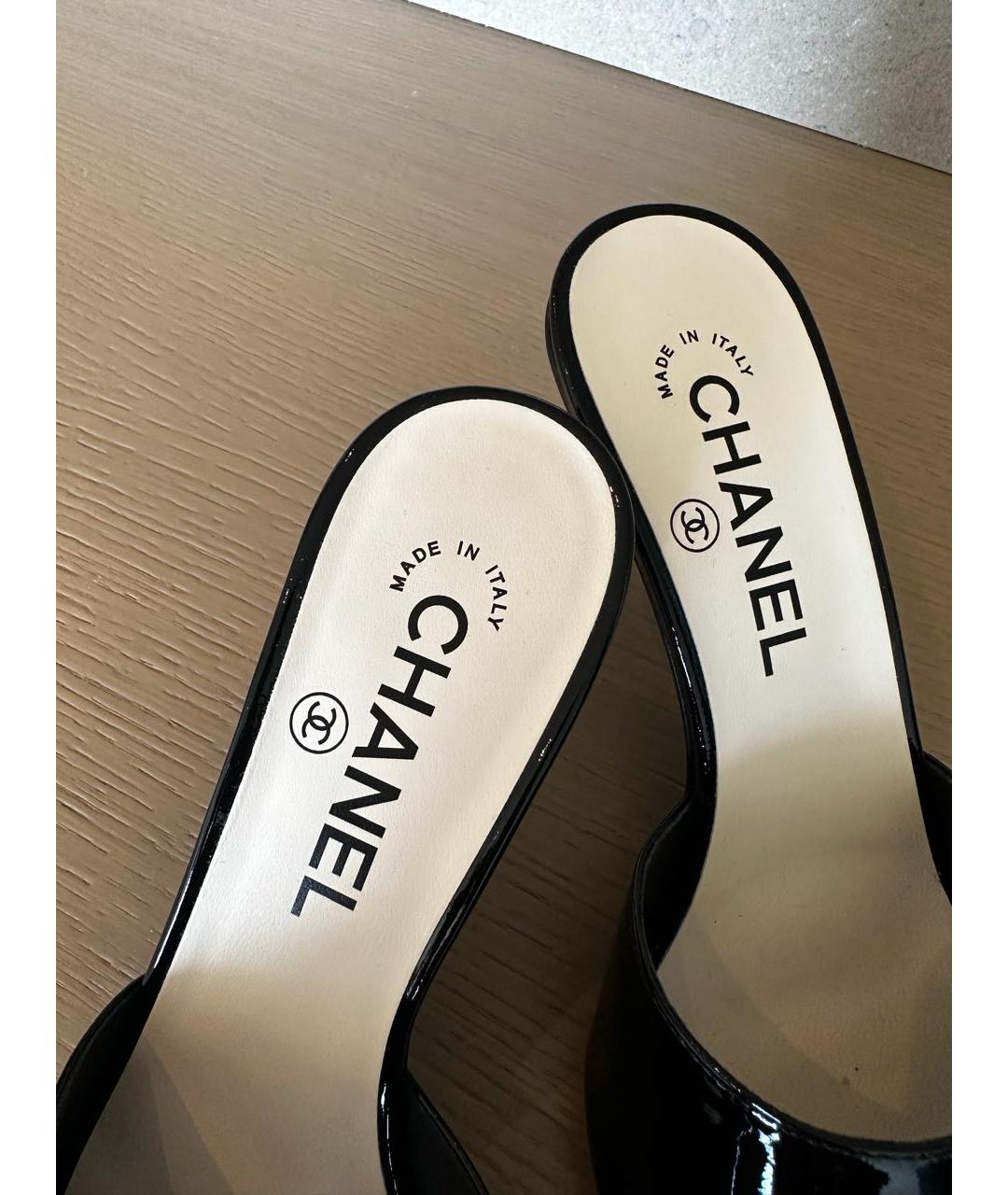 CHANEL Черные мюли из лакированной кожи, фото 3