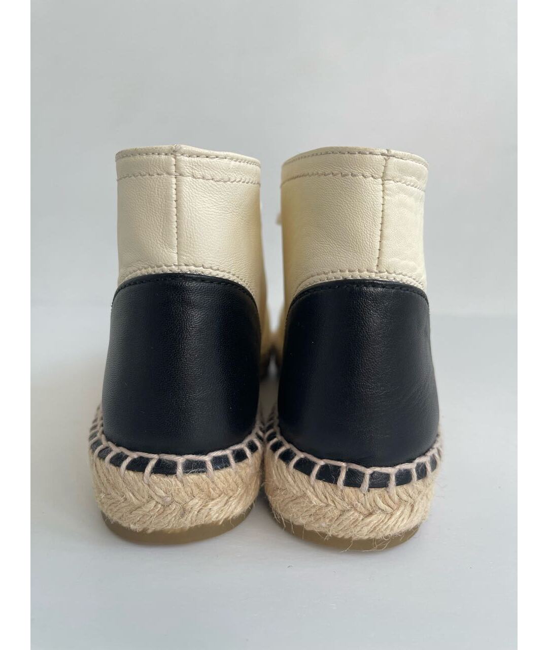 CHANEL PRE-OWNED Бежевые кожаные кроссовки, фото 4