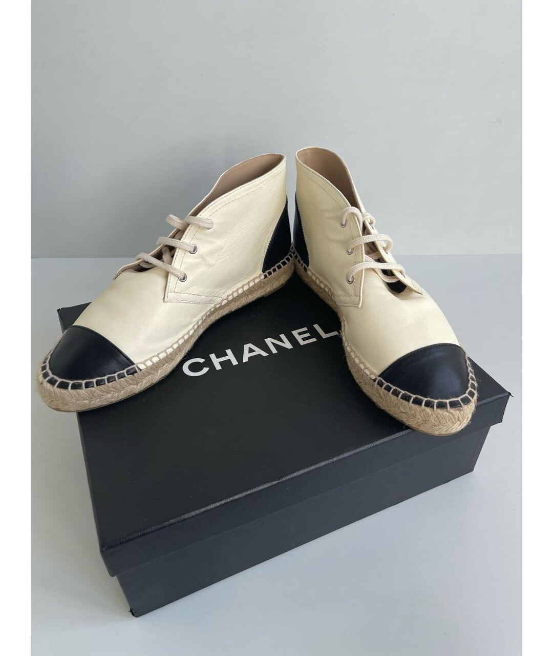 CHANEL PRE-OWNED Бежевые кожаные кроссовки, фото 8