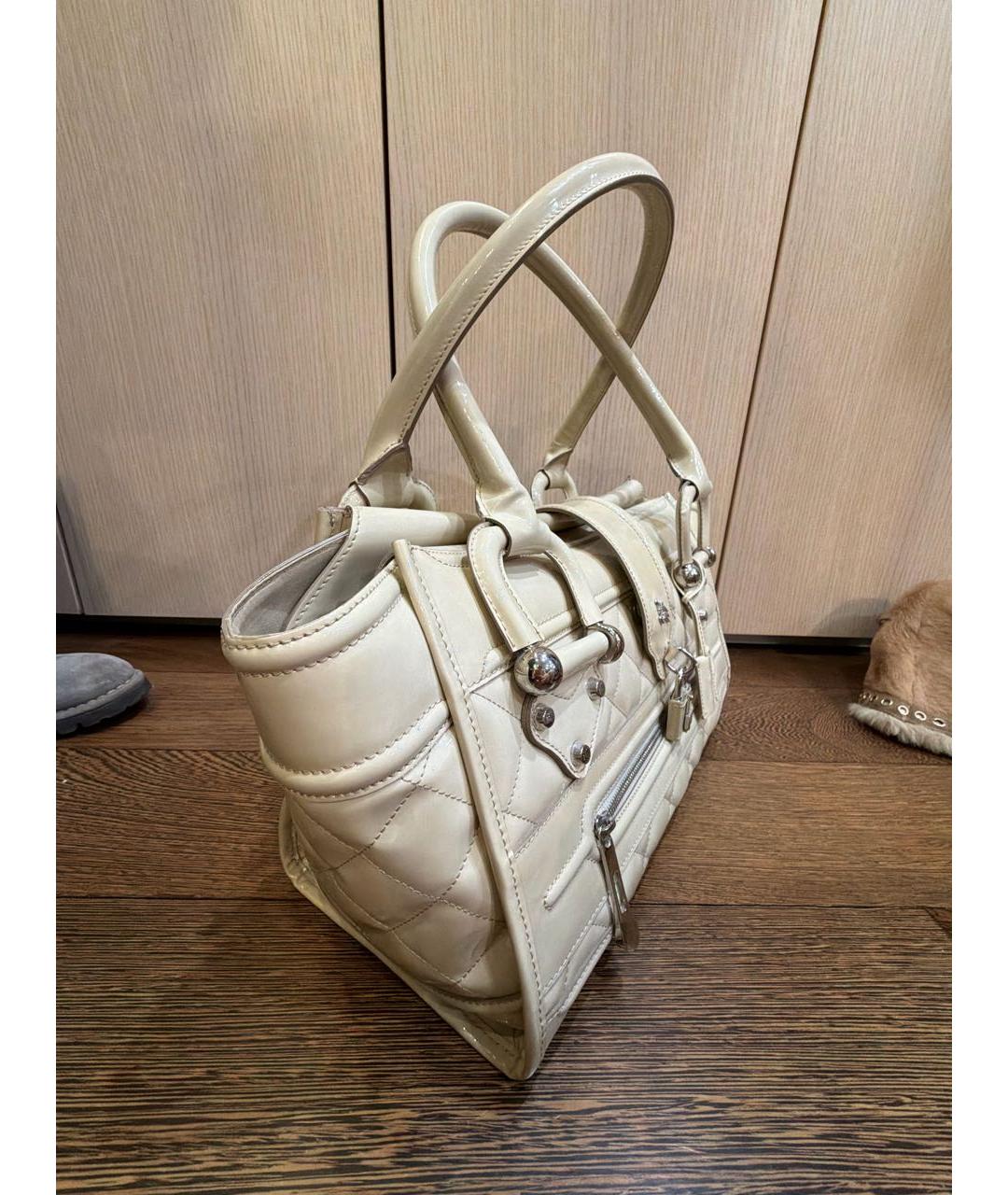BURBERRY Бежевая сумка с короткими ручками из лакированной кожи, фото 2