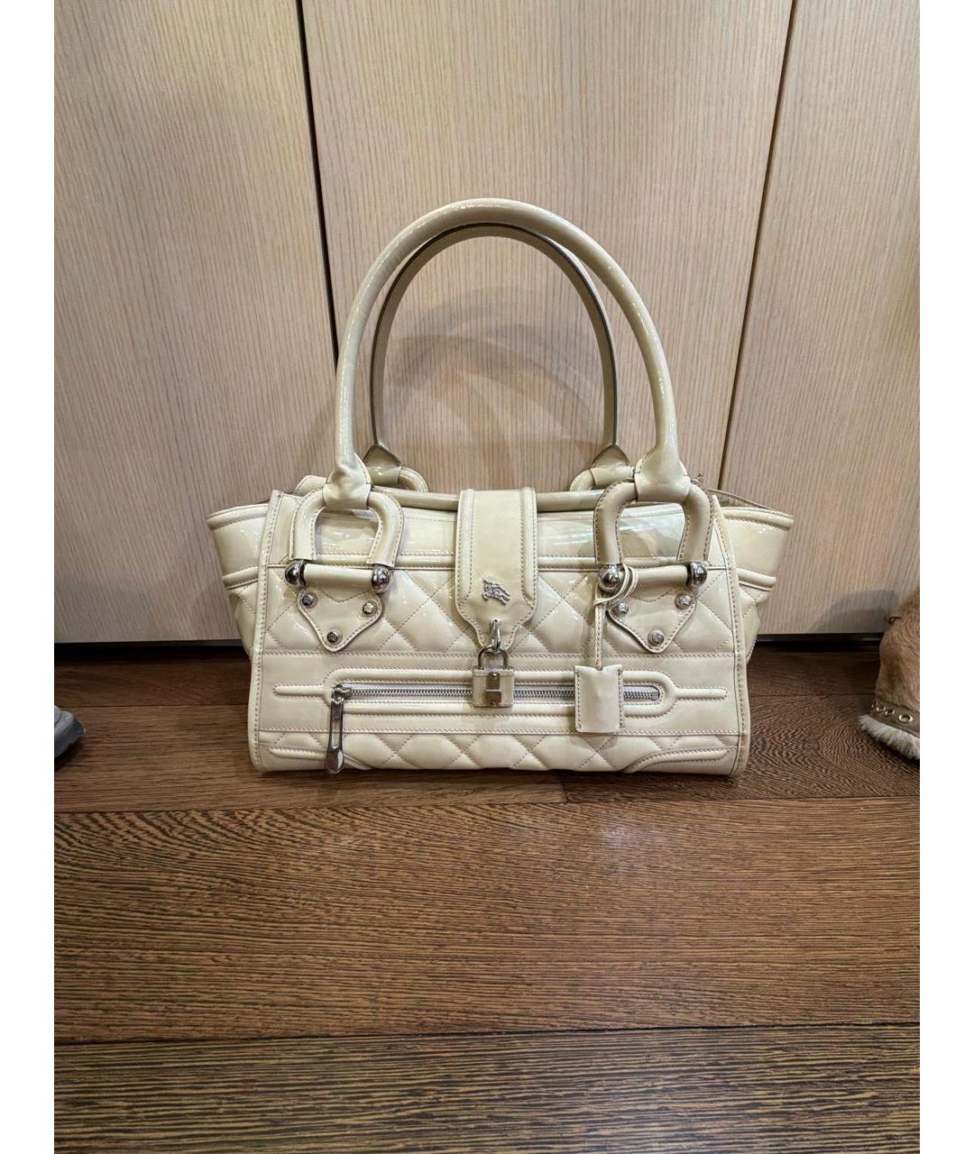 BURBERRY Бежевая сумка с короткими ручками из лакированной кожи, фото 5