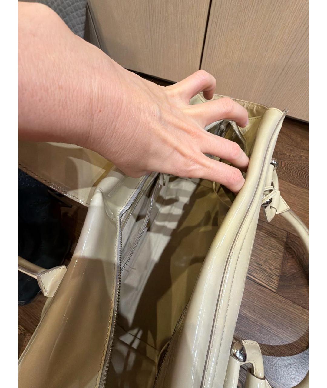 BURBERRY Бежевая сумка с короткими ручками из лакированной кожи, фото 4