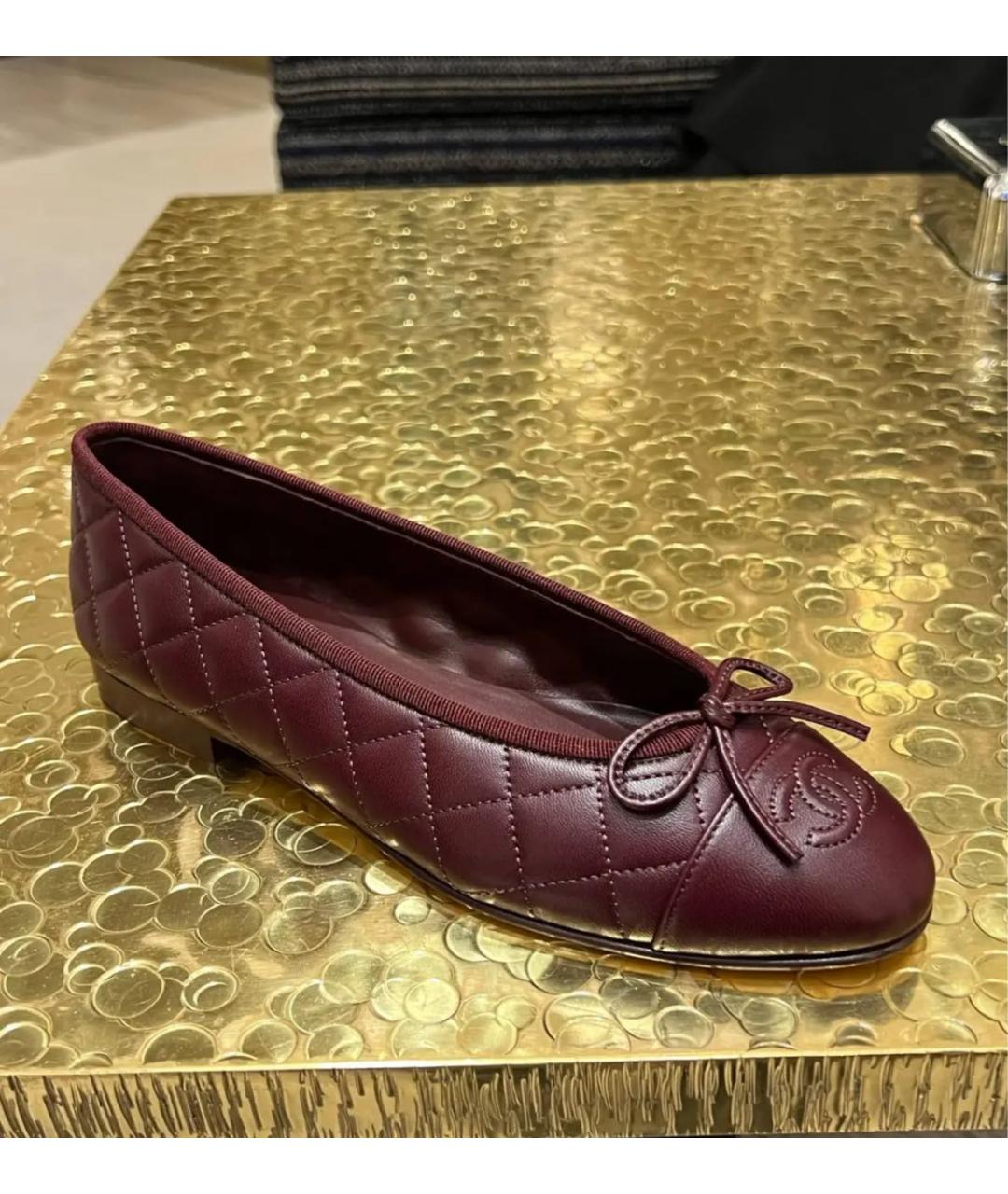 CHANEL Бордовые балетки из лакированной кожи, фото 5