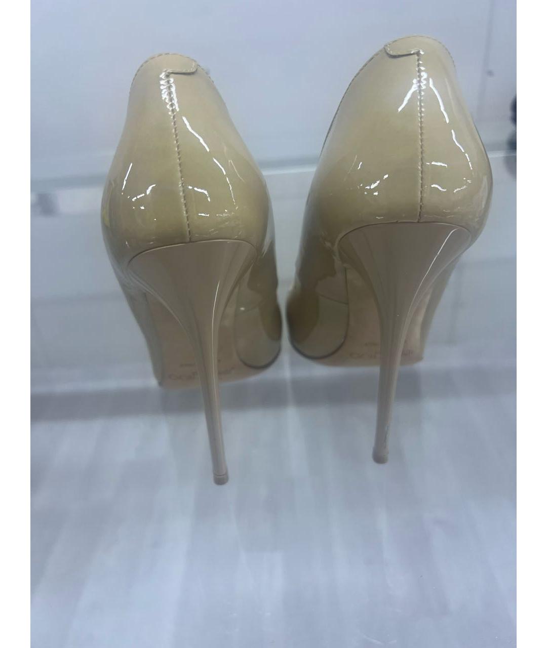 JIMMY CHOO Бежевые туфли из лакированной кожи, фото 4