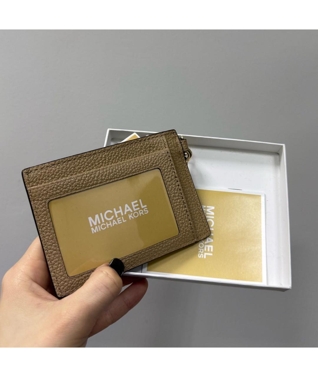 MICHAEL KORS Бежевый кожаный кардхолдер, фото 3
