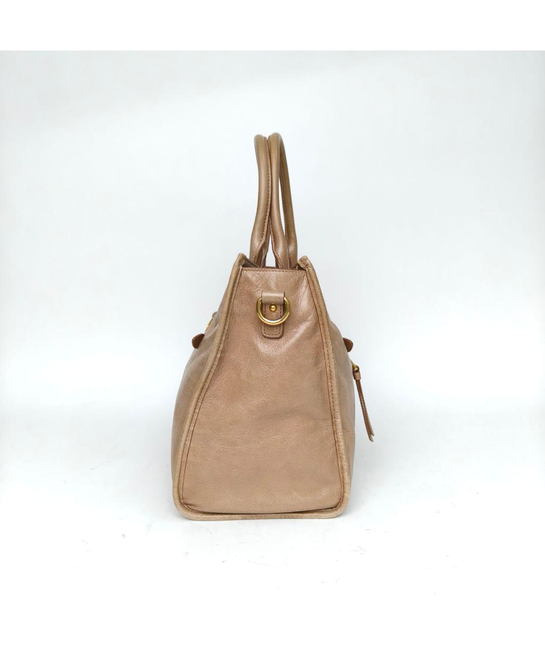 MIU MIU Бежевая кожаная сумка с короткими ручками, фото 3