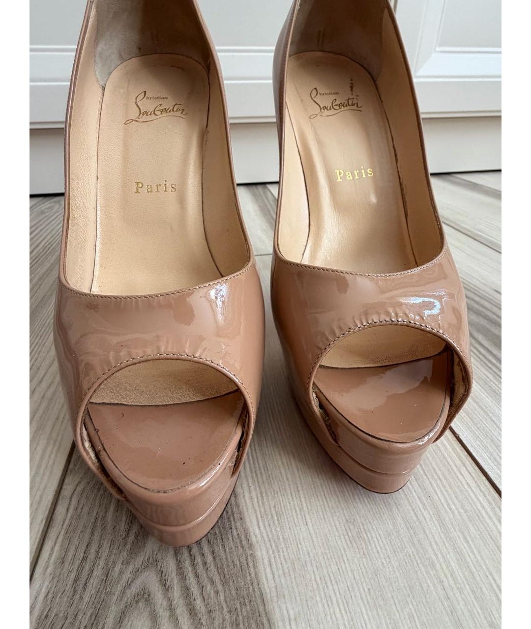 CHRISTIAN LOUBOUTIN Бежевые туфли из лакированной кожи, фото 7