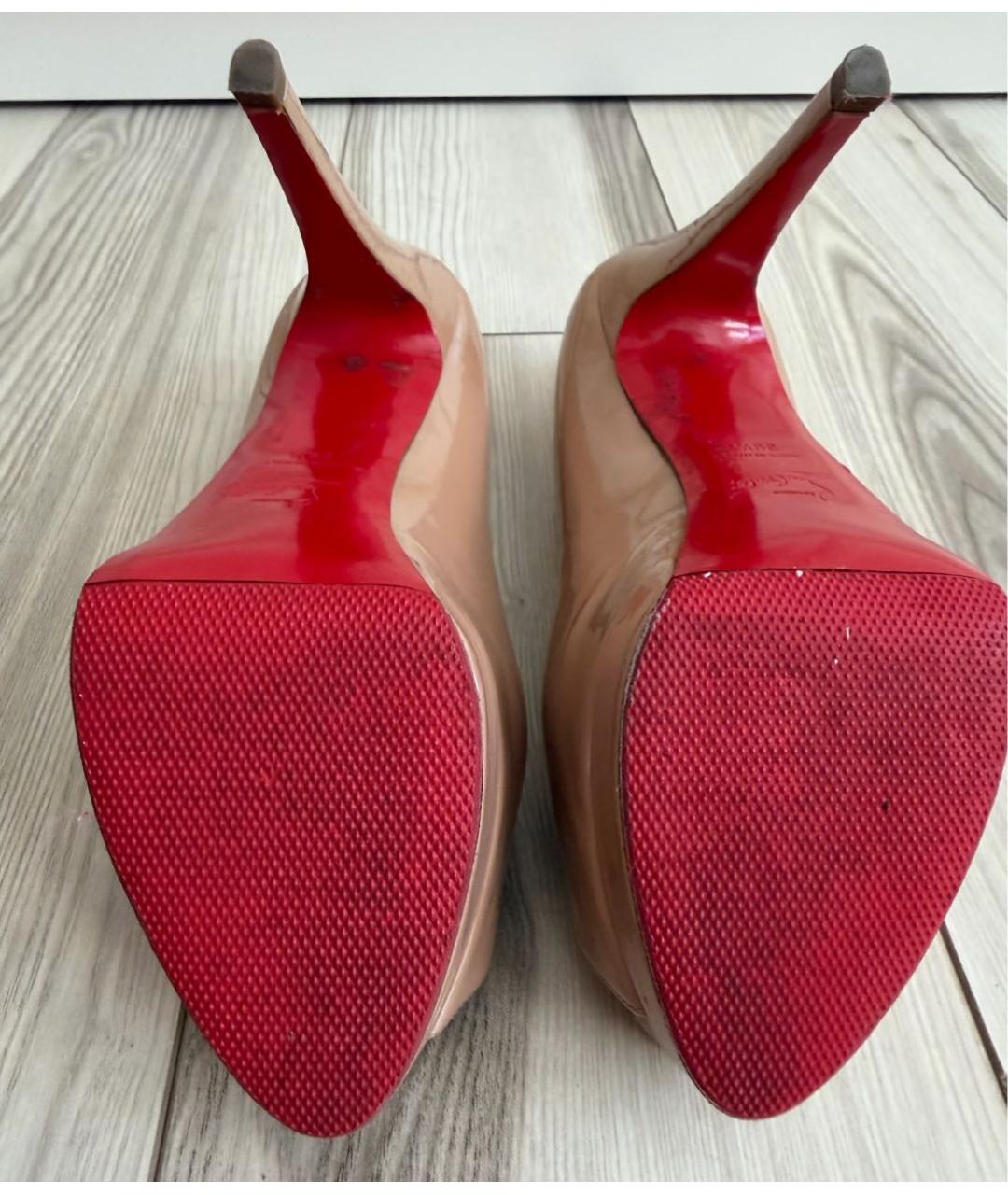 CHRISTIAN LOUBOUTIN Бежевые туфли из лакированной кожи, фото 6