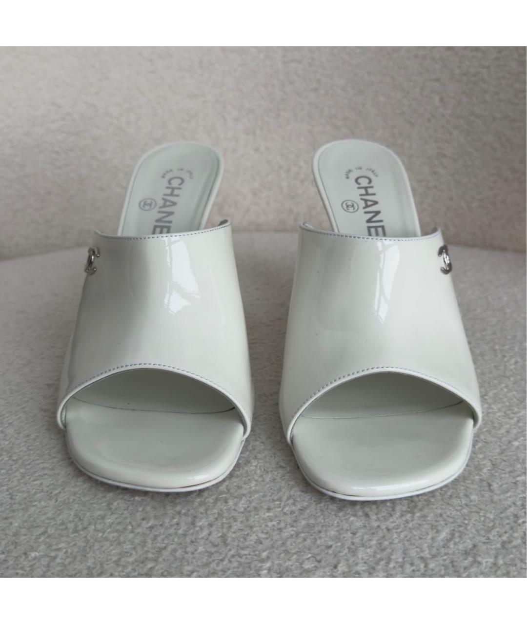 CHANEL Белые мюли из лакированной кожи, фото 2