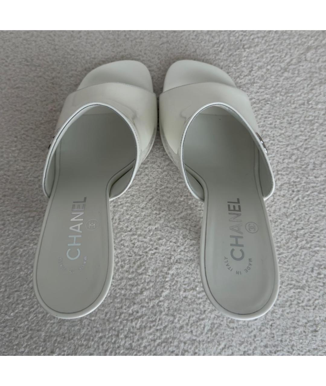 CHANEL Белые мюли из лакированной кожи, фото 3