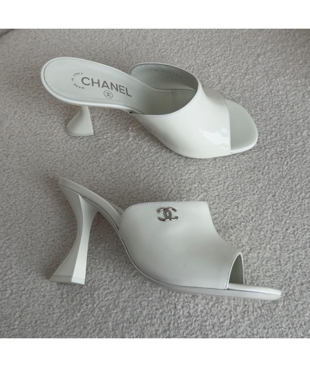CHANEL Белые мюли из лакированной кожи, фото 5