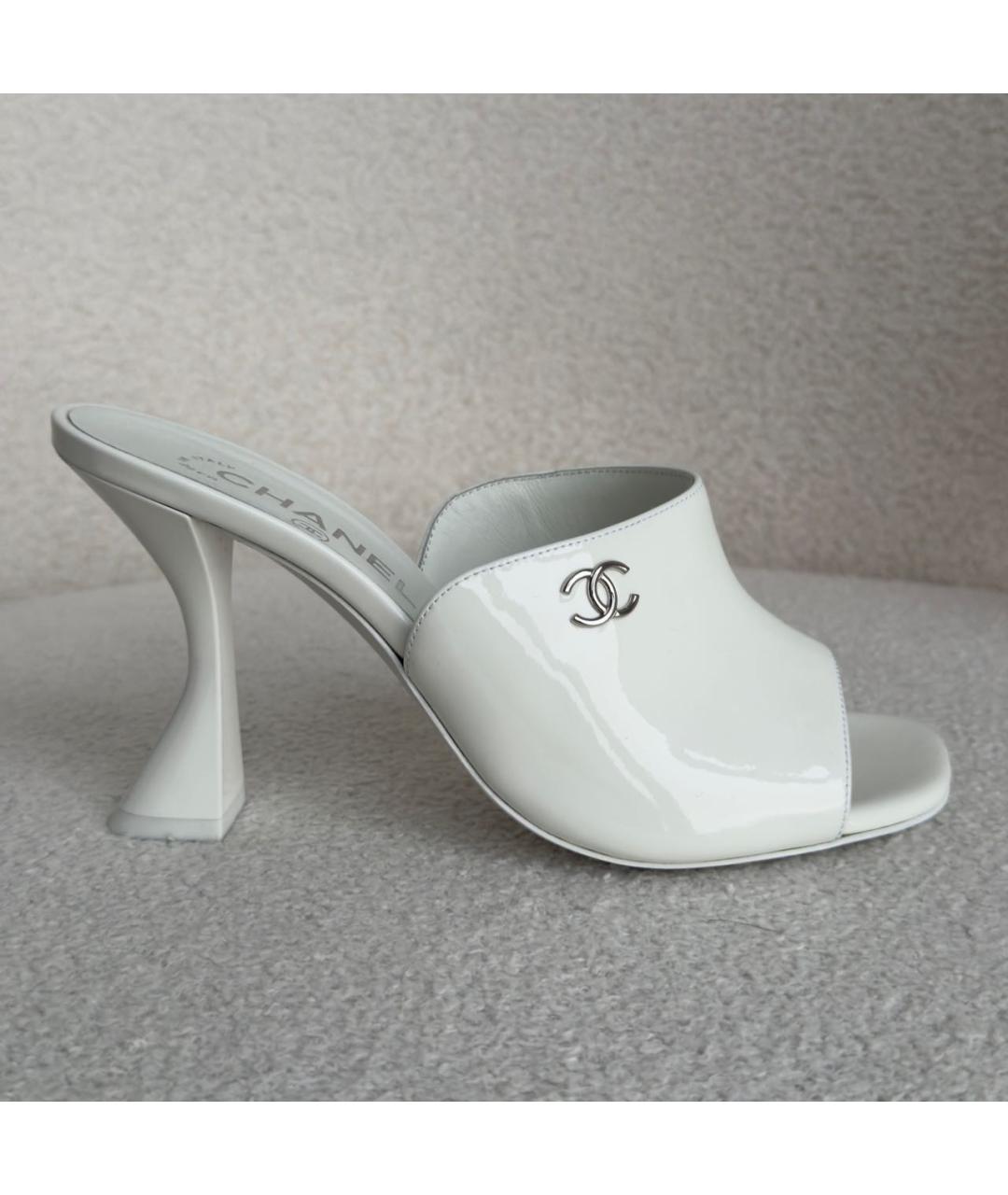 CHANEL Белые мюли из лакированной кожи, фото 6