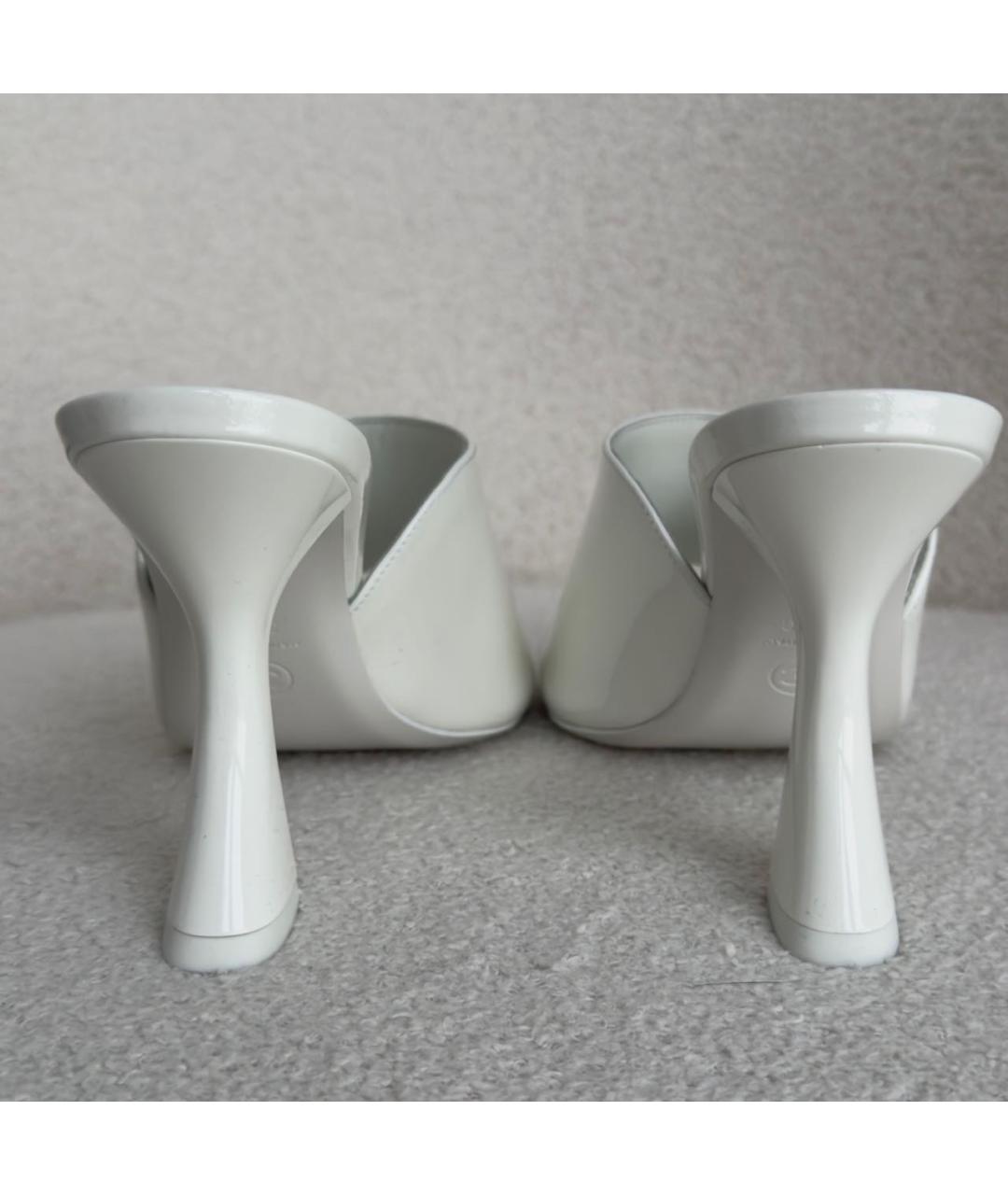 CHANEL Белые мюли из лакированной кожи, фото 4