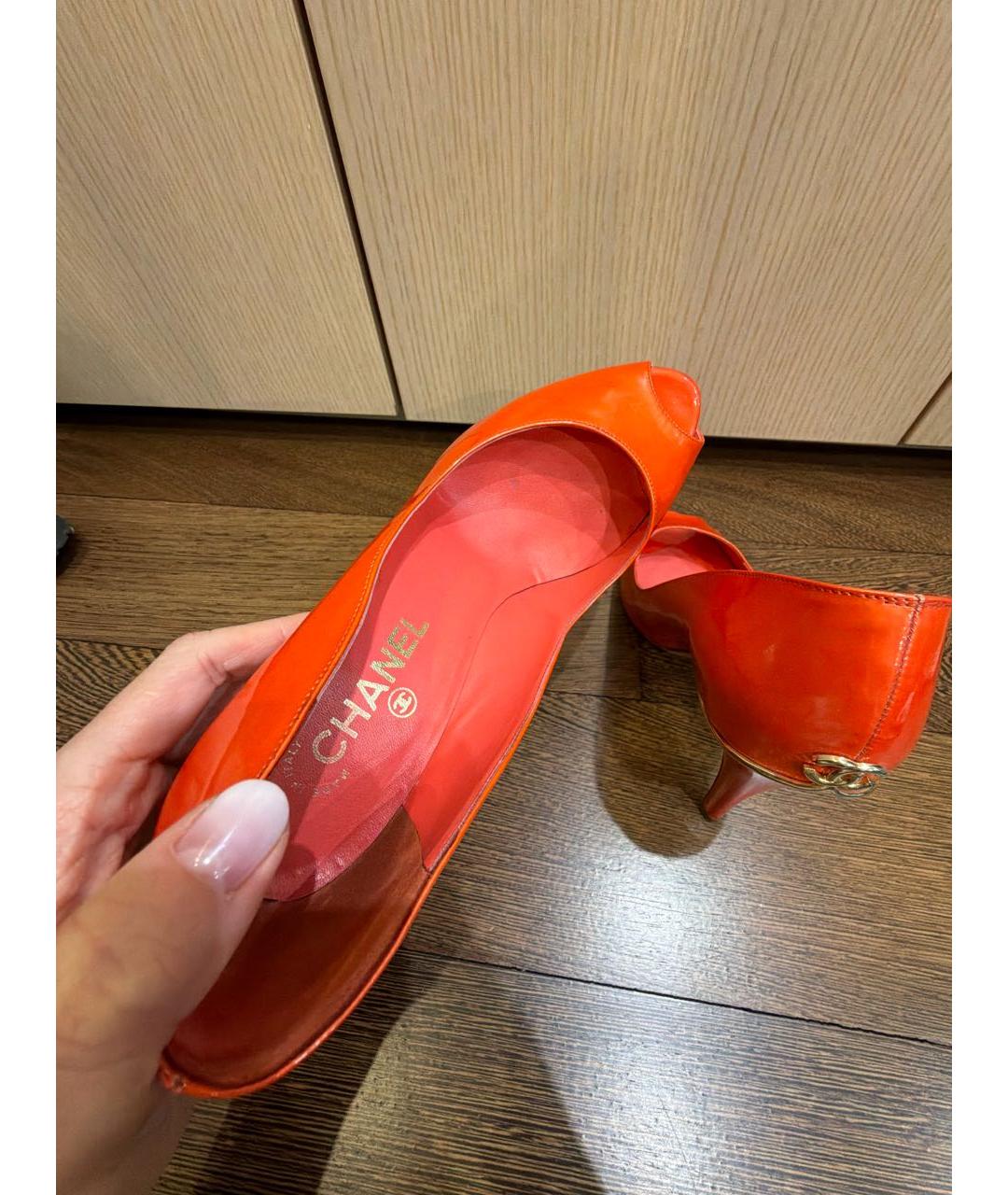 CHANEL Коралловые туфли из лакированной кожи, фото 5