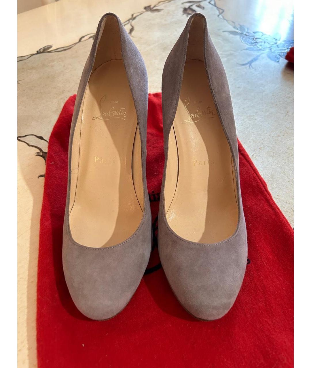 CHRISTIAN LOUBOUTIN Серые замшевые туфли, фото 2