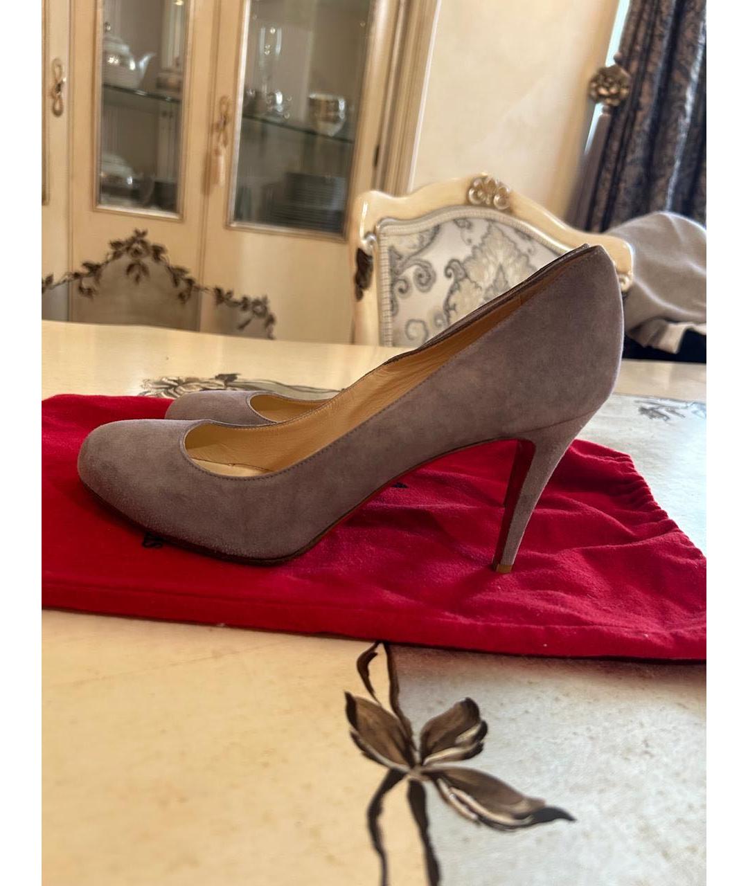 CHRISTIAN LOUBOUTIN Серые замшевые туфли, фото 5