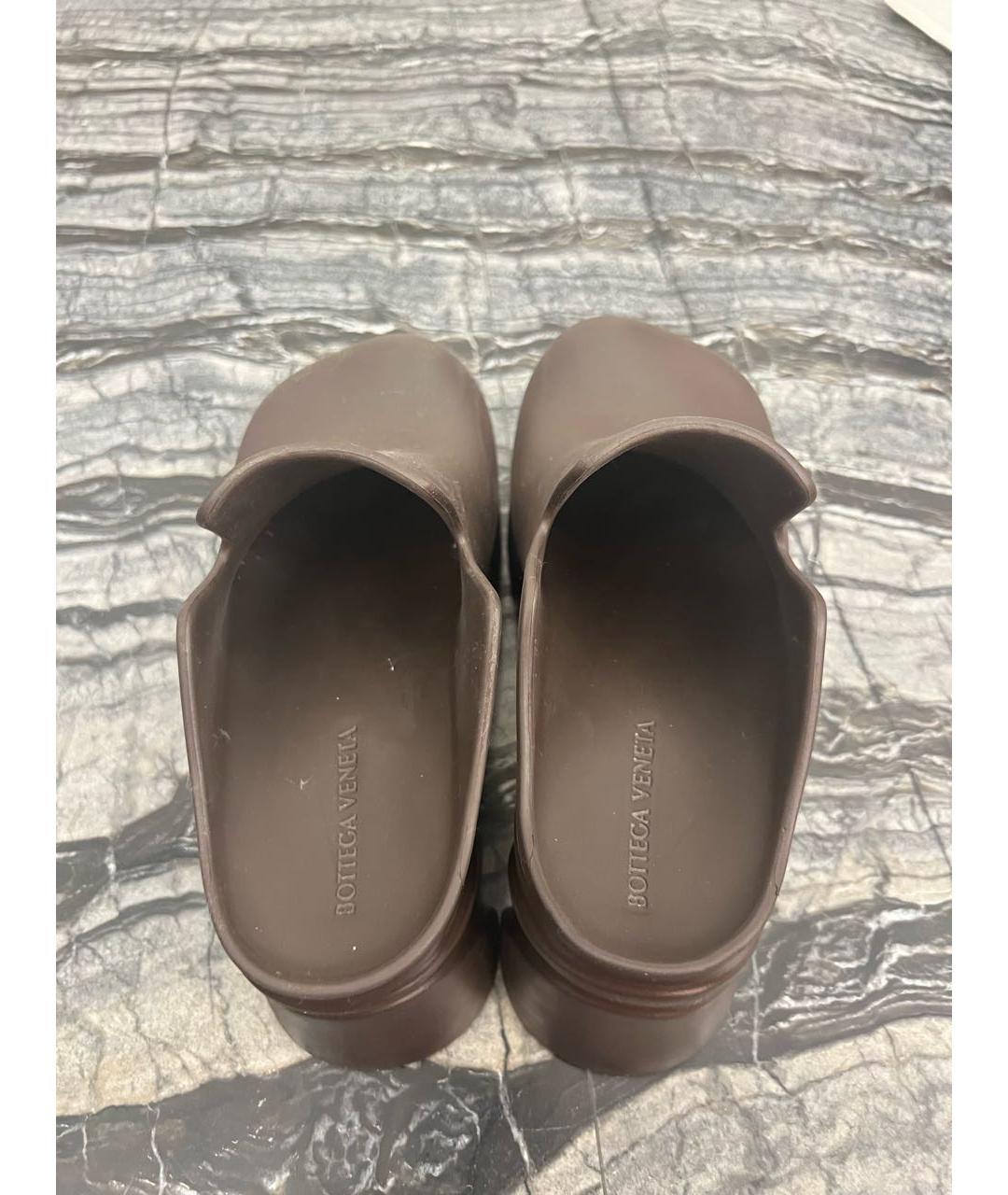 BOTTEGA VENETA Коричневые резиновые сабо, фото 3
