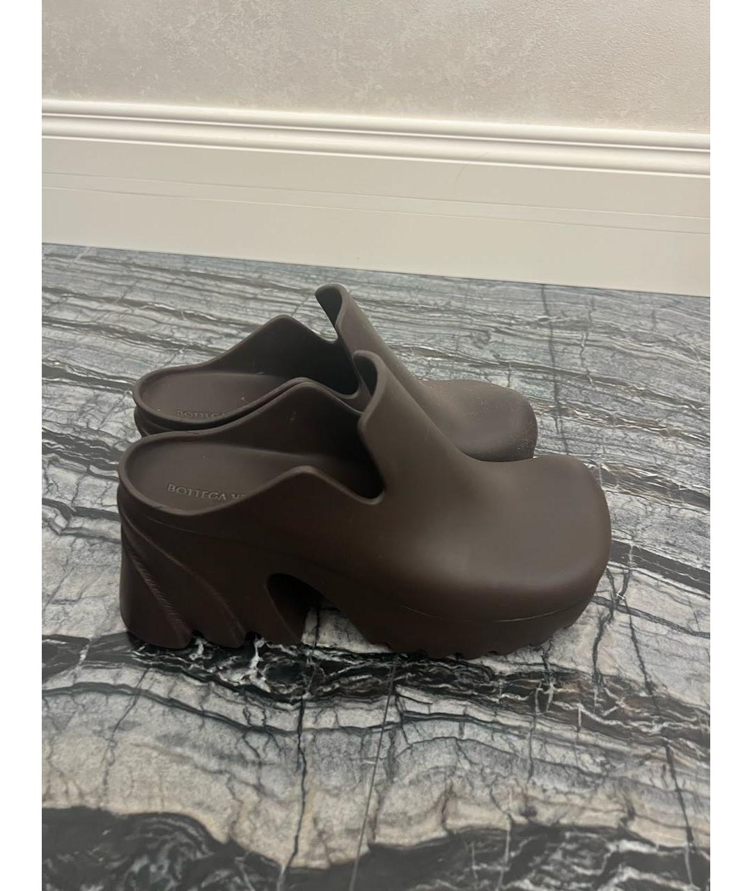 BOTTEGA VENETA Коричневые резиновые сабо, фото 6