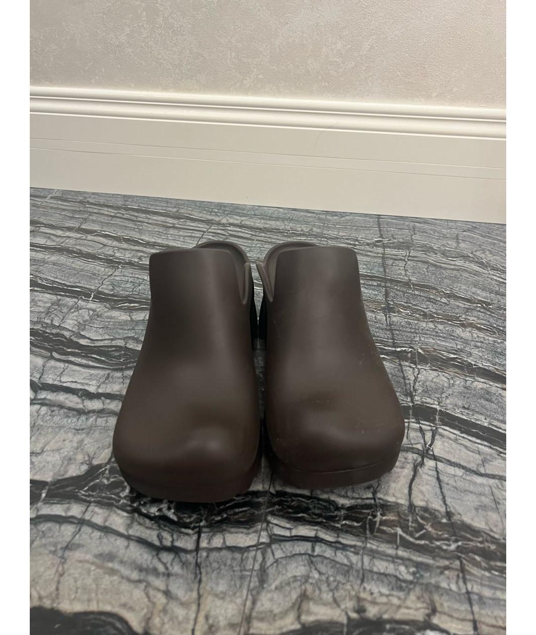 BOTTEGA VENETA Коричневые резиновые сабо, фото 2