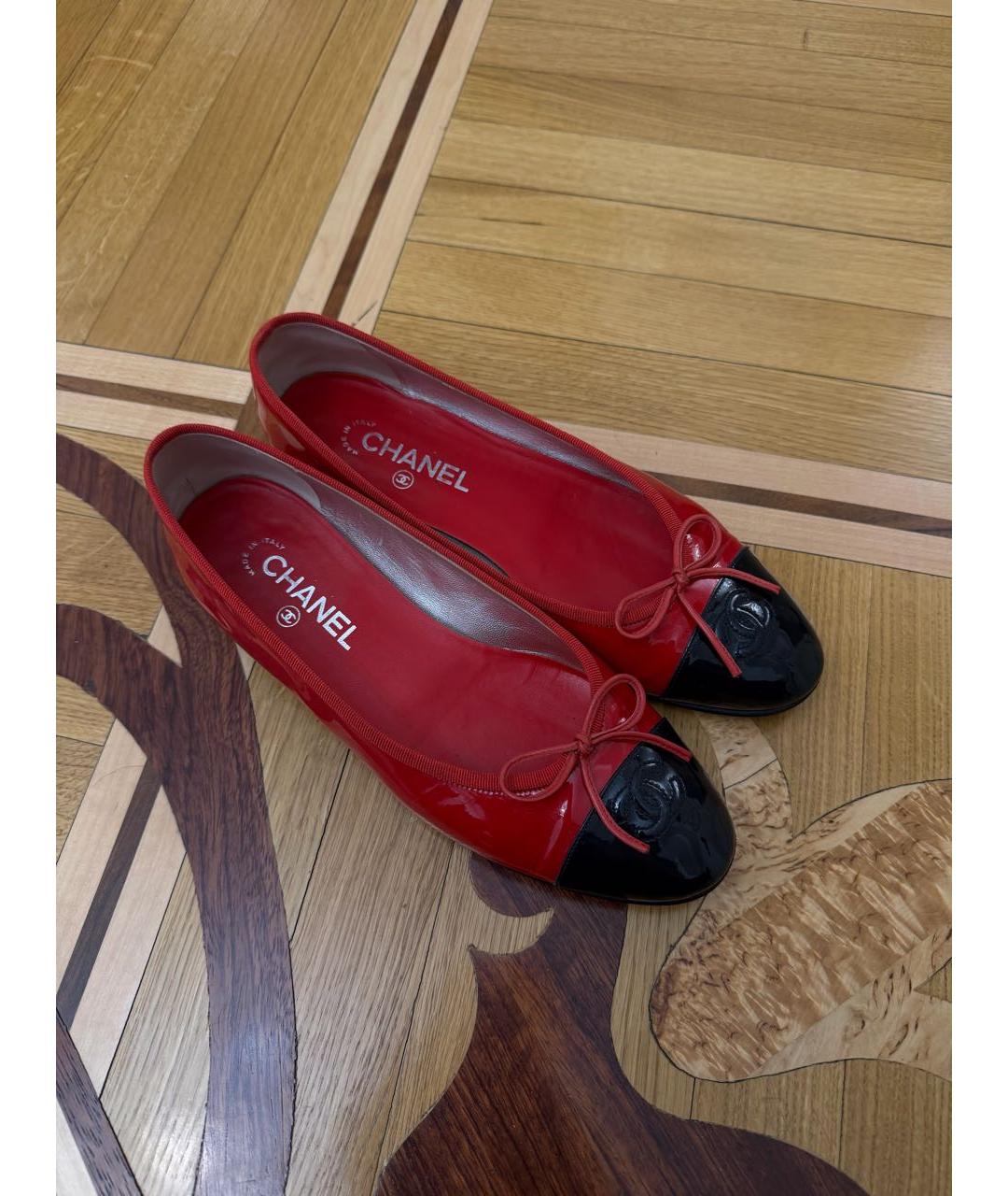 CHANEL Красные балетки из лакированной кожи, фото 2