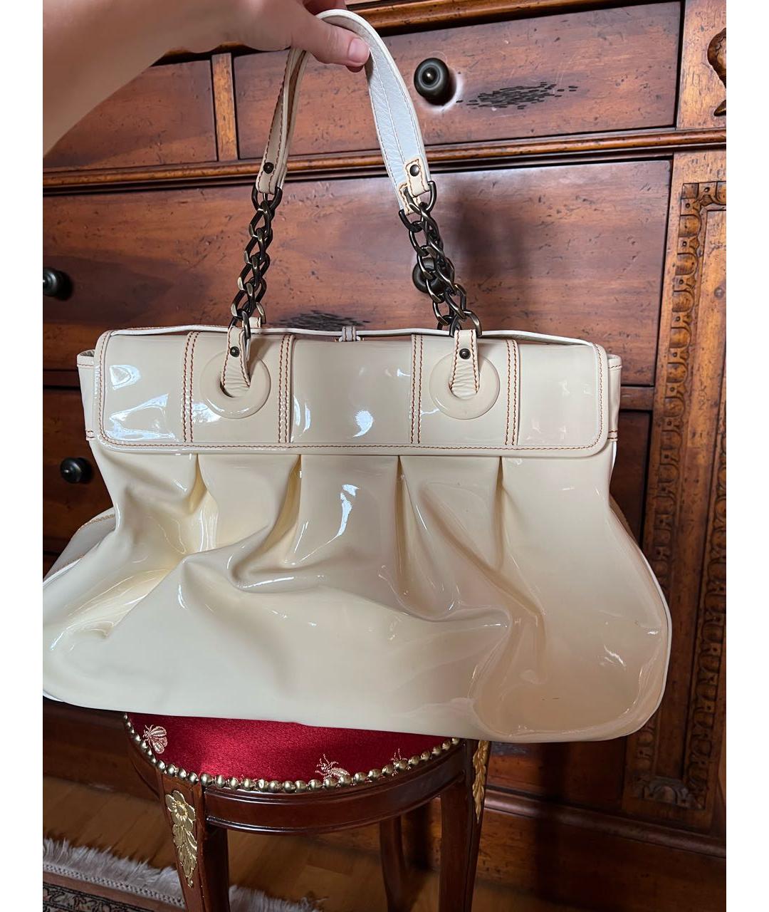 FENDI Бежевая сумка через плечо из лакированной кожи, фото 3