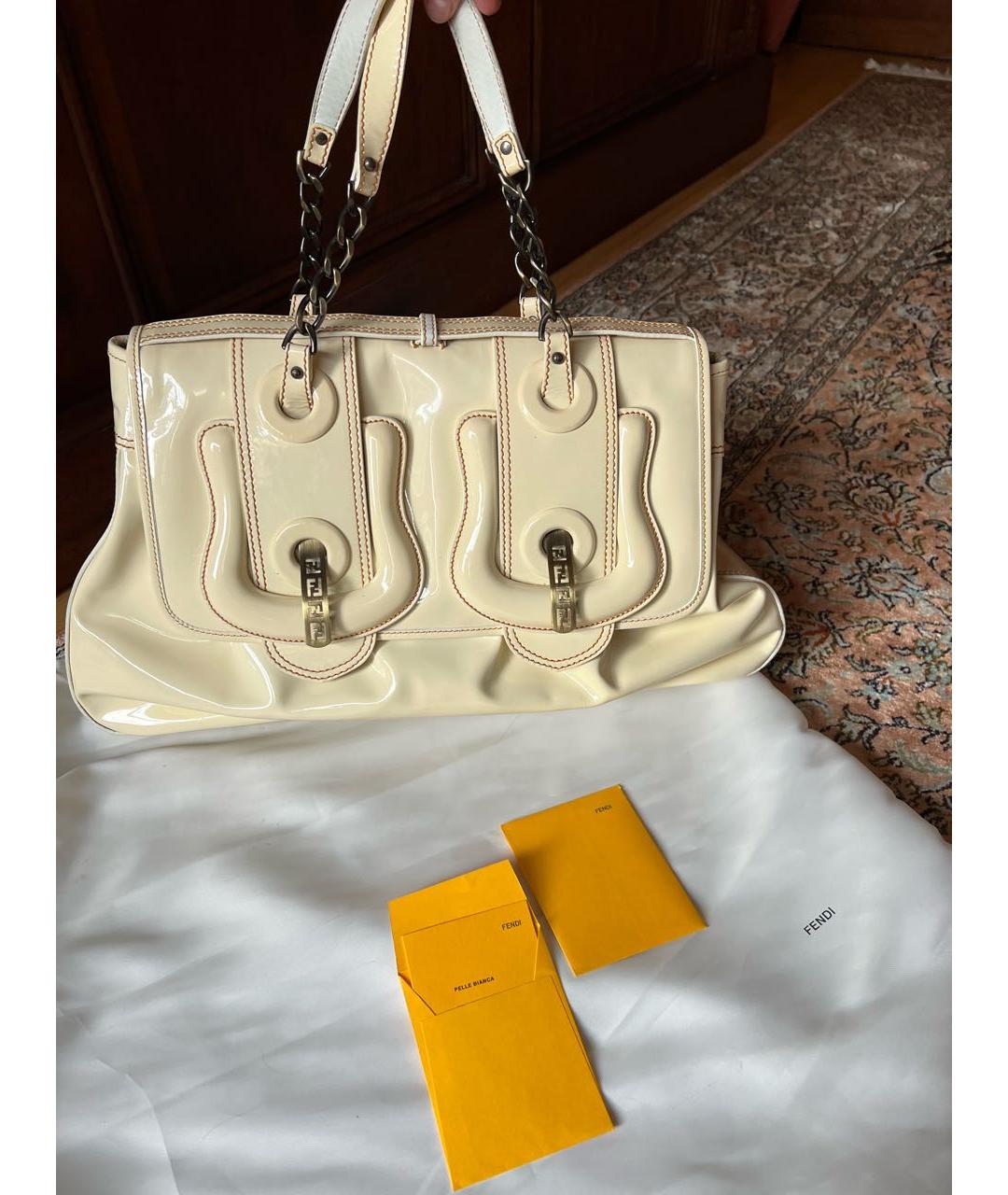 FENDI Бежевая сумка через плечо из лакированной кожи, фото 2