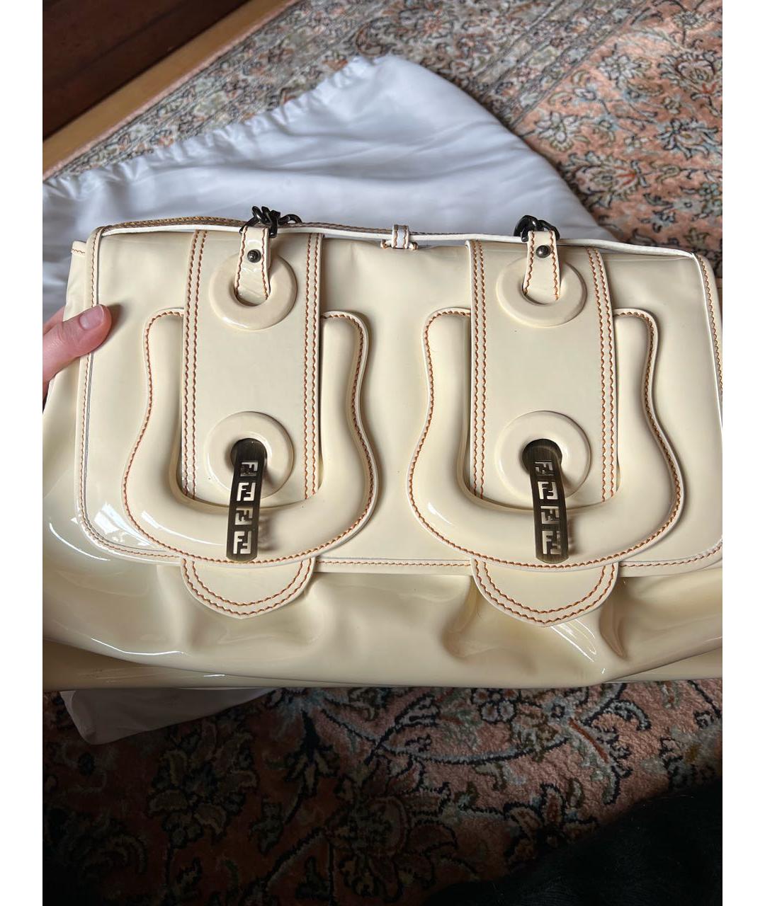 FENDI Бежевая сумка через плечо из лакированной кожи, фото 5