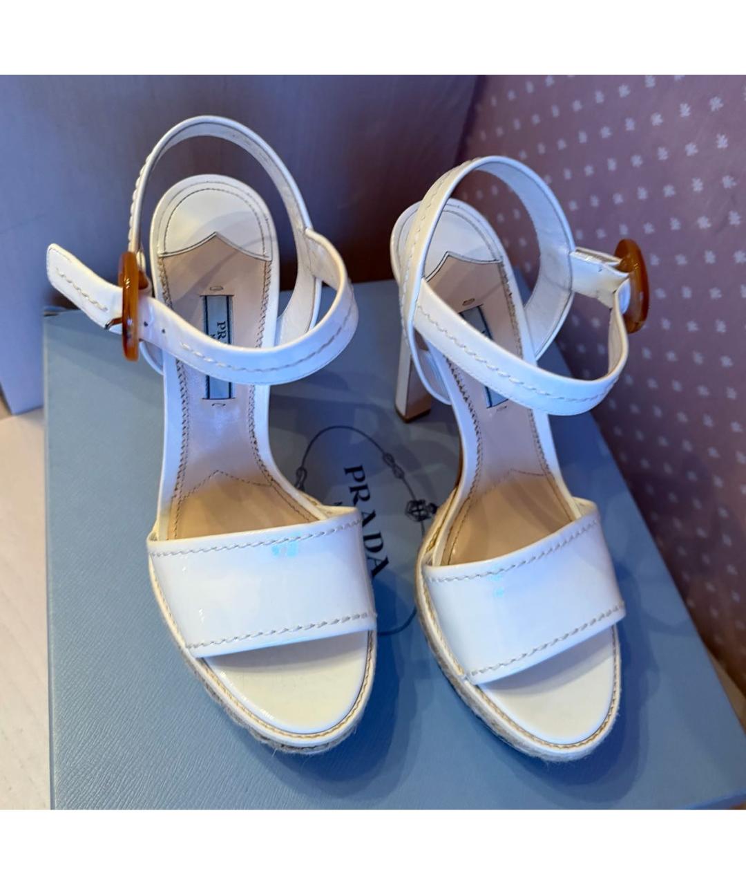 PRADA Белые босоножки из лакированной кожи, фото 4