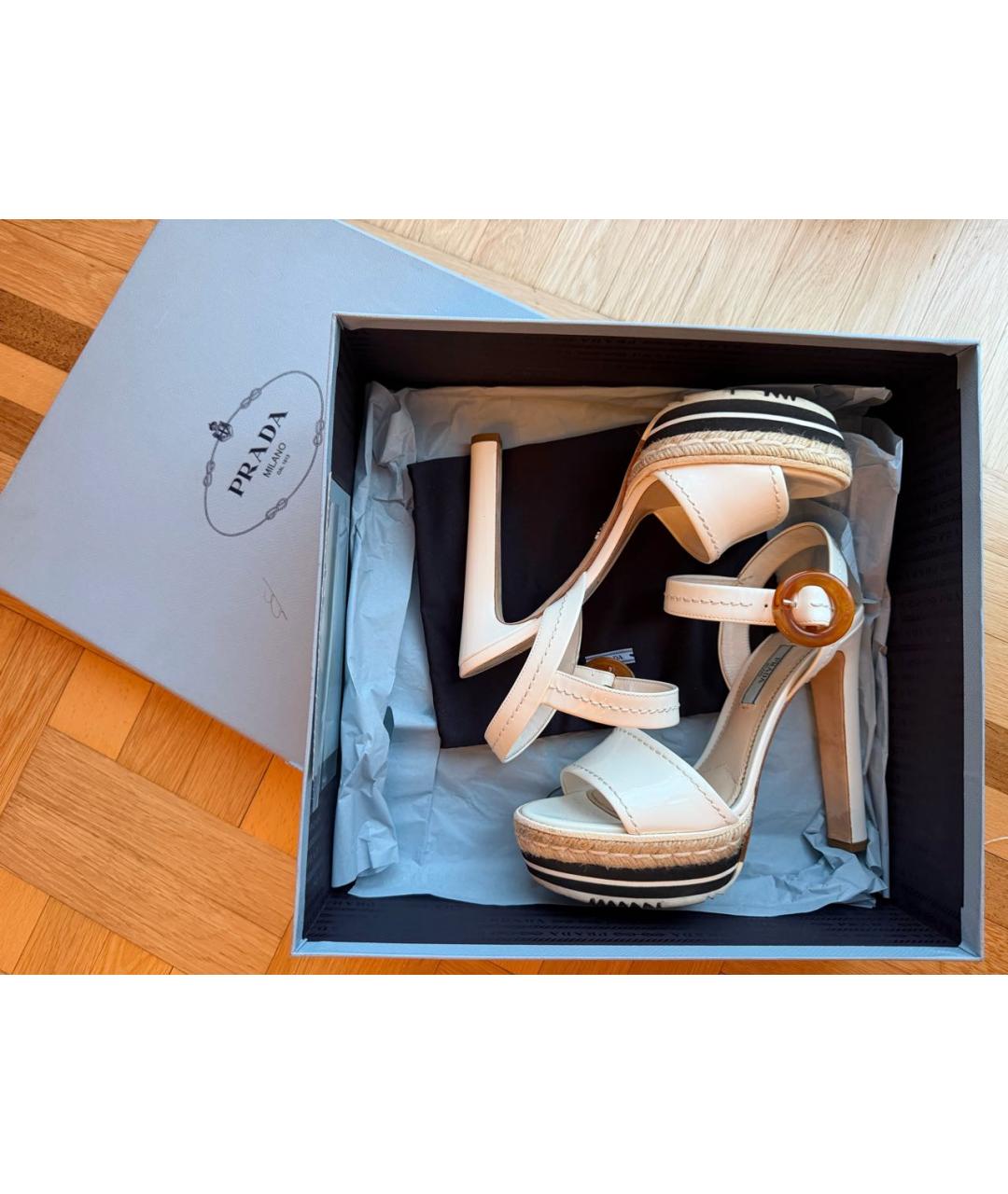 PRADA Белые босоножки из лакированной кожи, фото 2