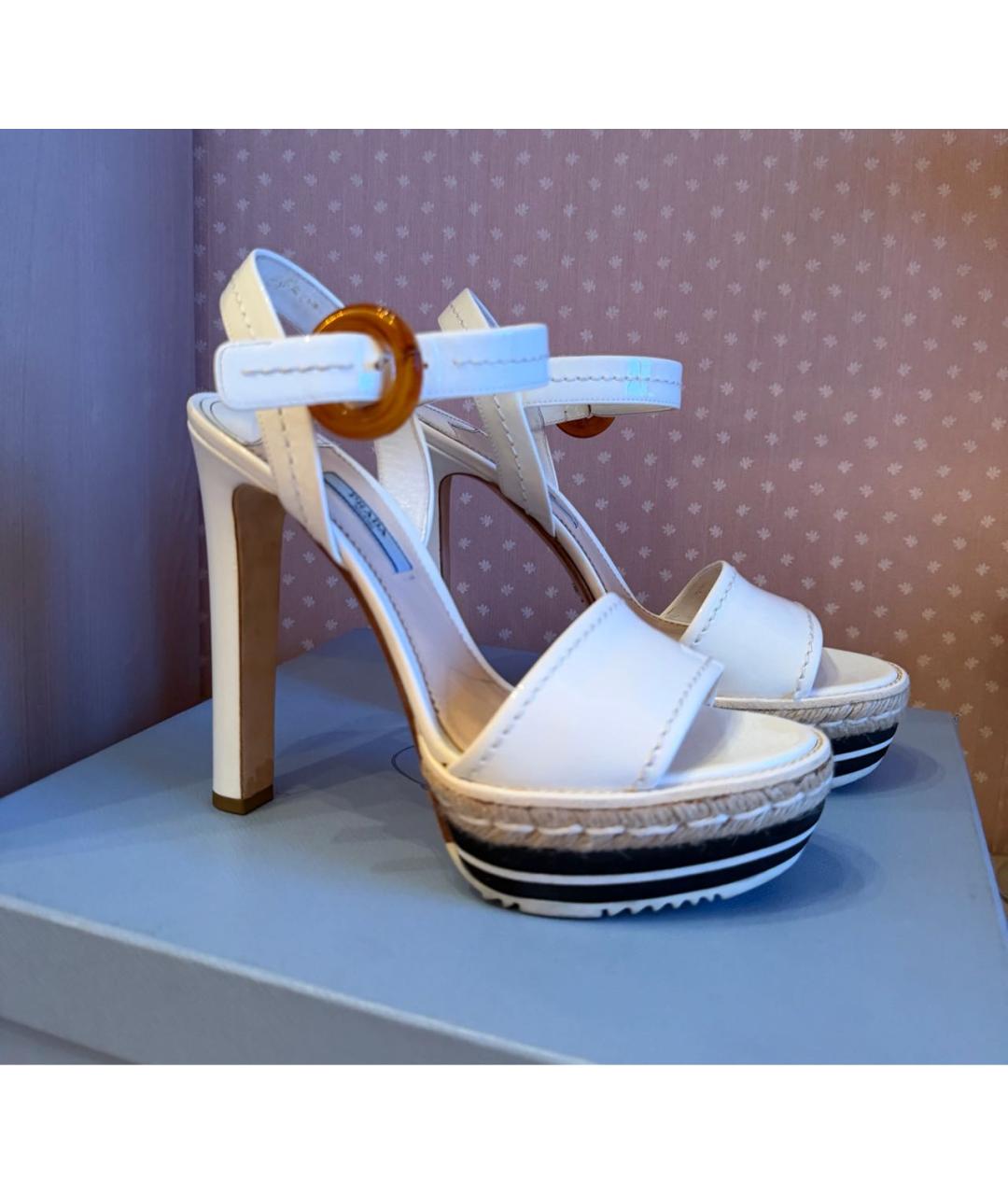 PRADA Белые босоножки из лакированной кожи, фото 3