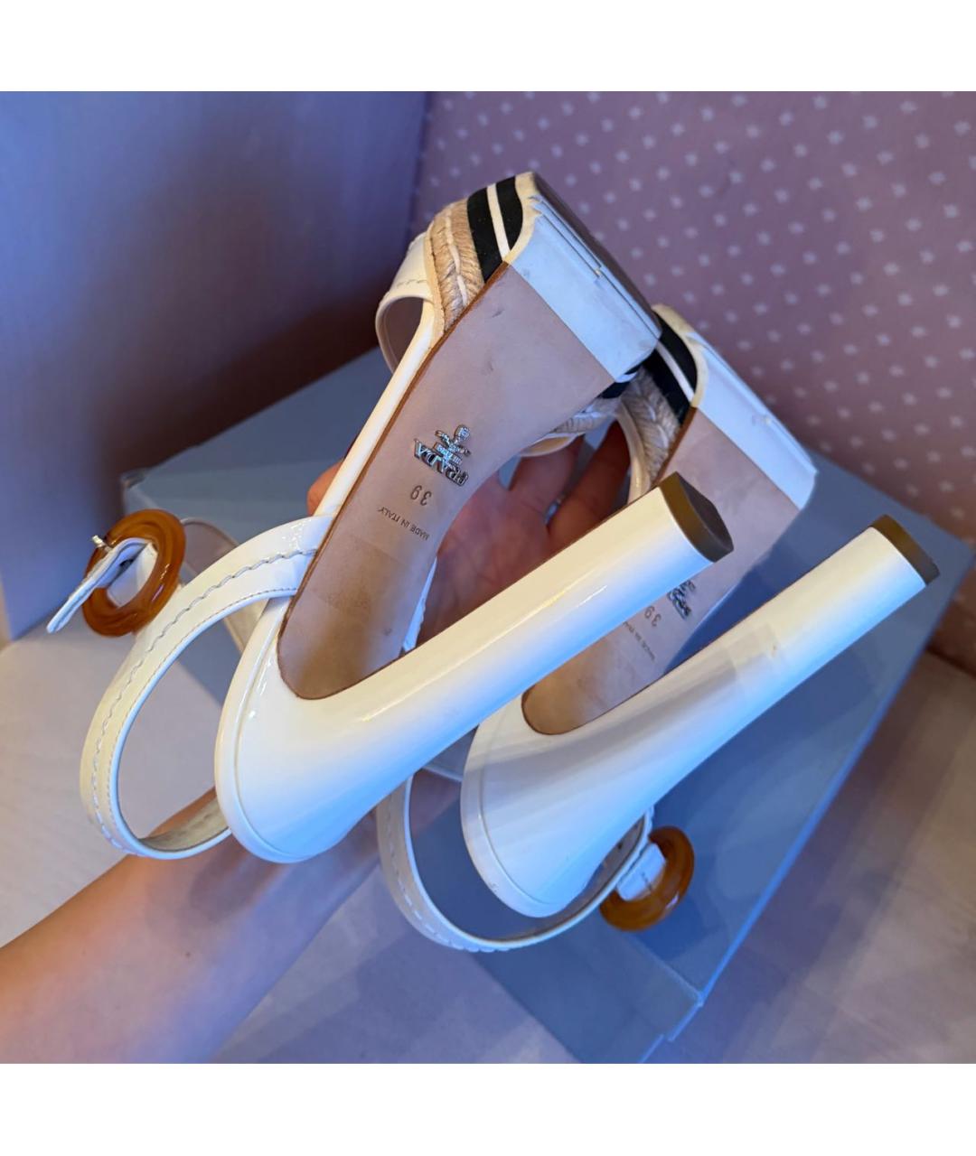 PRADA Белые босоножки из лакированной кожи, фото 6