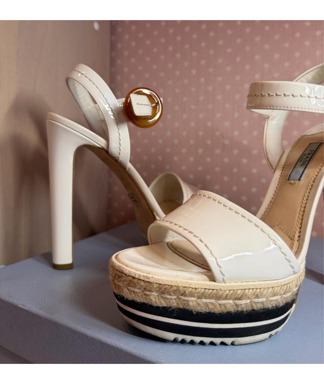PRADA Белые босоножки из лакированной кожи, фото 5