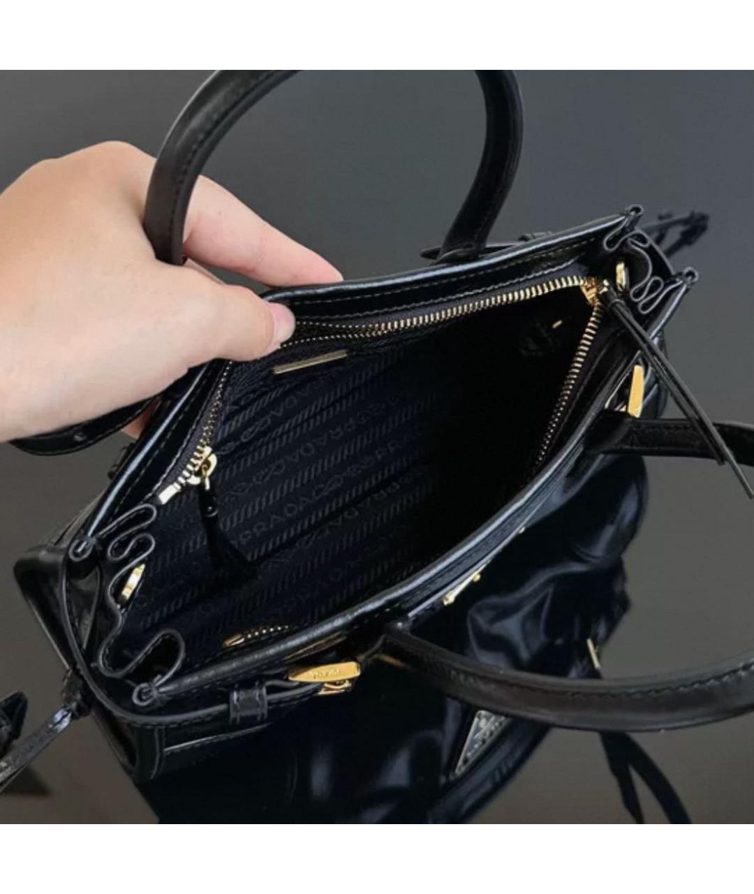 PRADA Черная сумка через плечо из лакированной кожи, фото 5