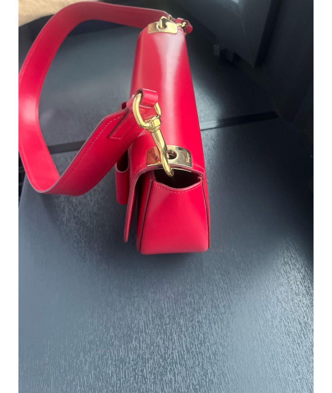 FERRAGAMO Коралловая сумка через плечо из лакированной кожи, фото 4