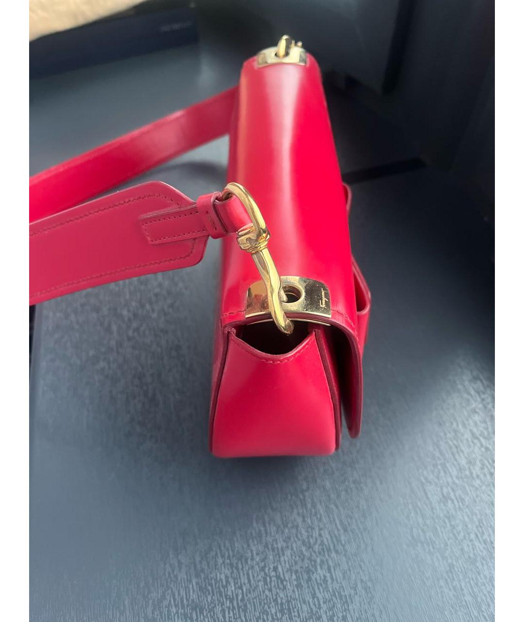 FERRAGAMO Коралловая сумка через плечо из лакированной кожи, фото 3