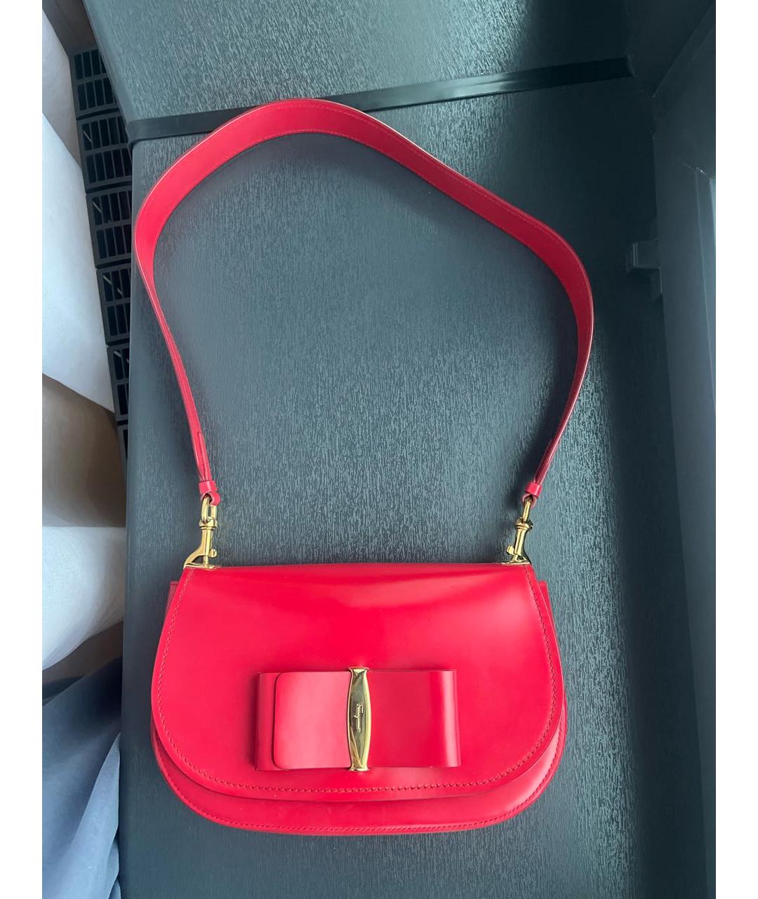 FERRAGAMO Коралловая сумка через плечо из лакированной кожи, фото 5